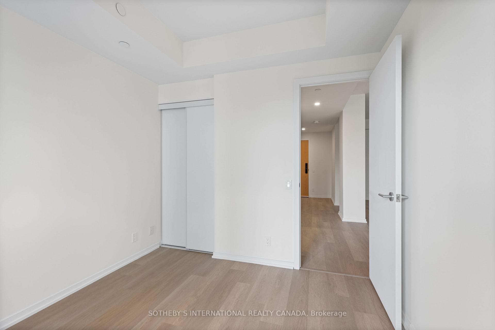109 Erskine Avenue Unit 403 photo 12