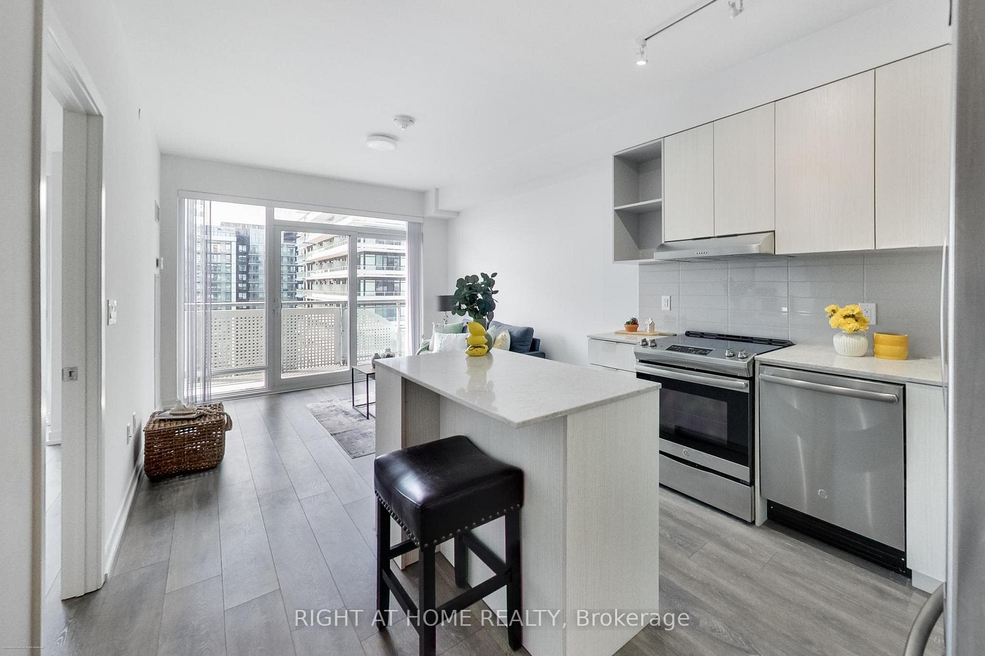 2520 Eglinton Avenue Unit 1602 photo 3