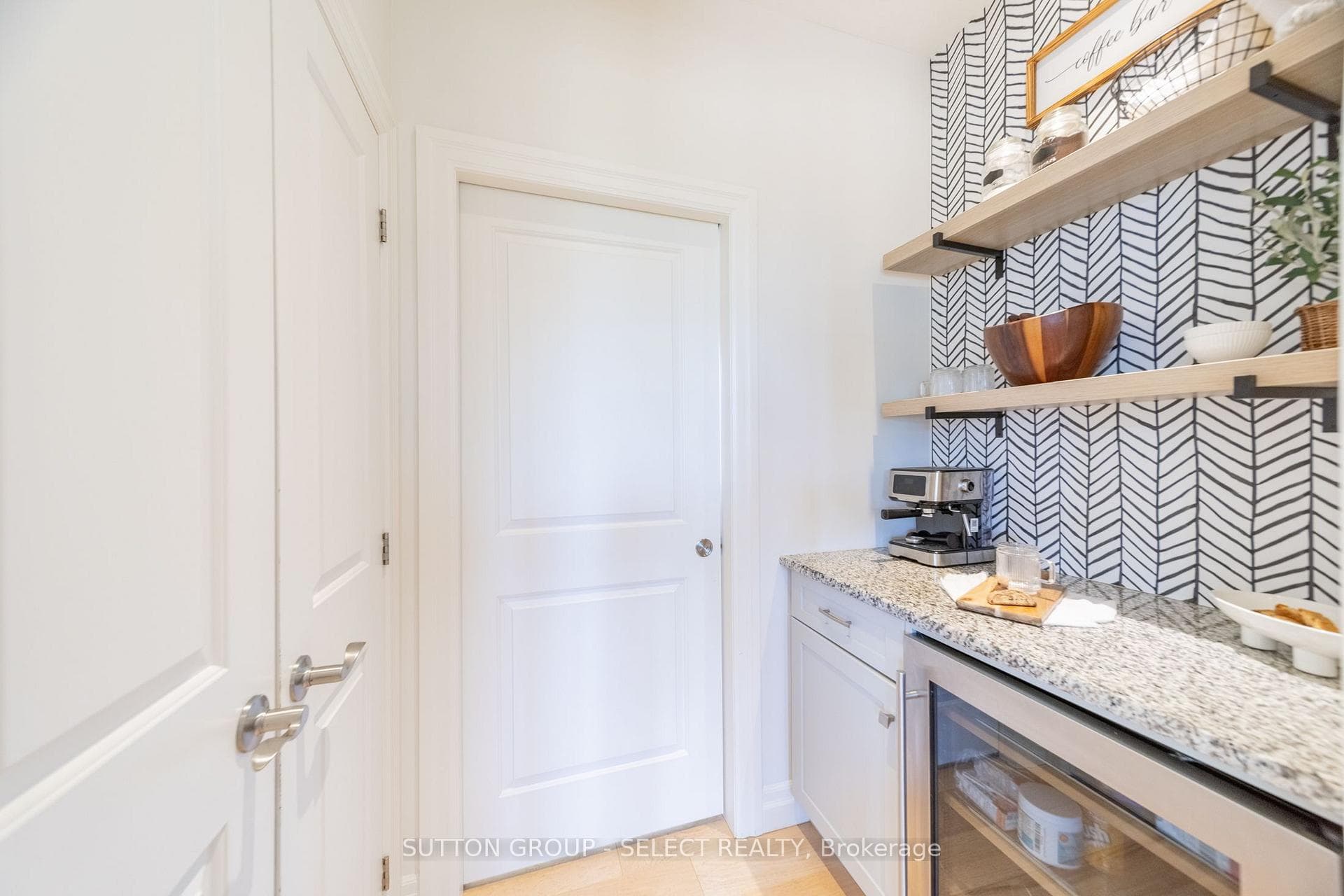 Servery/pantry serving the kitchen & dining areas