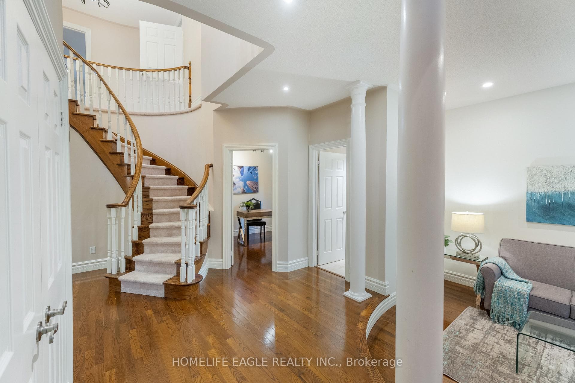 200 Narinia Crescent photo 3