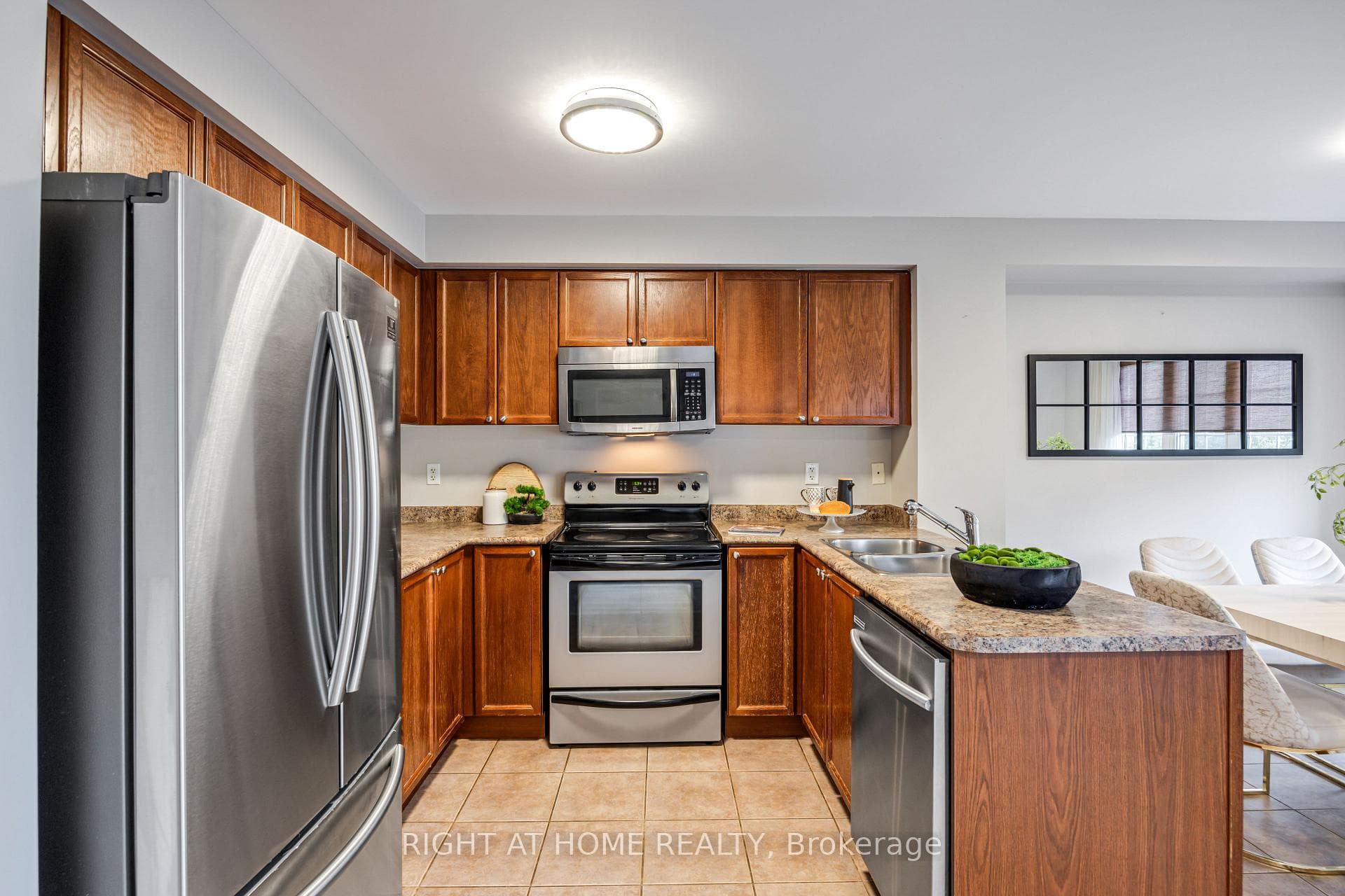 1259 Lamont Crescent photo 6