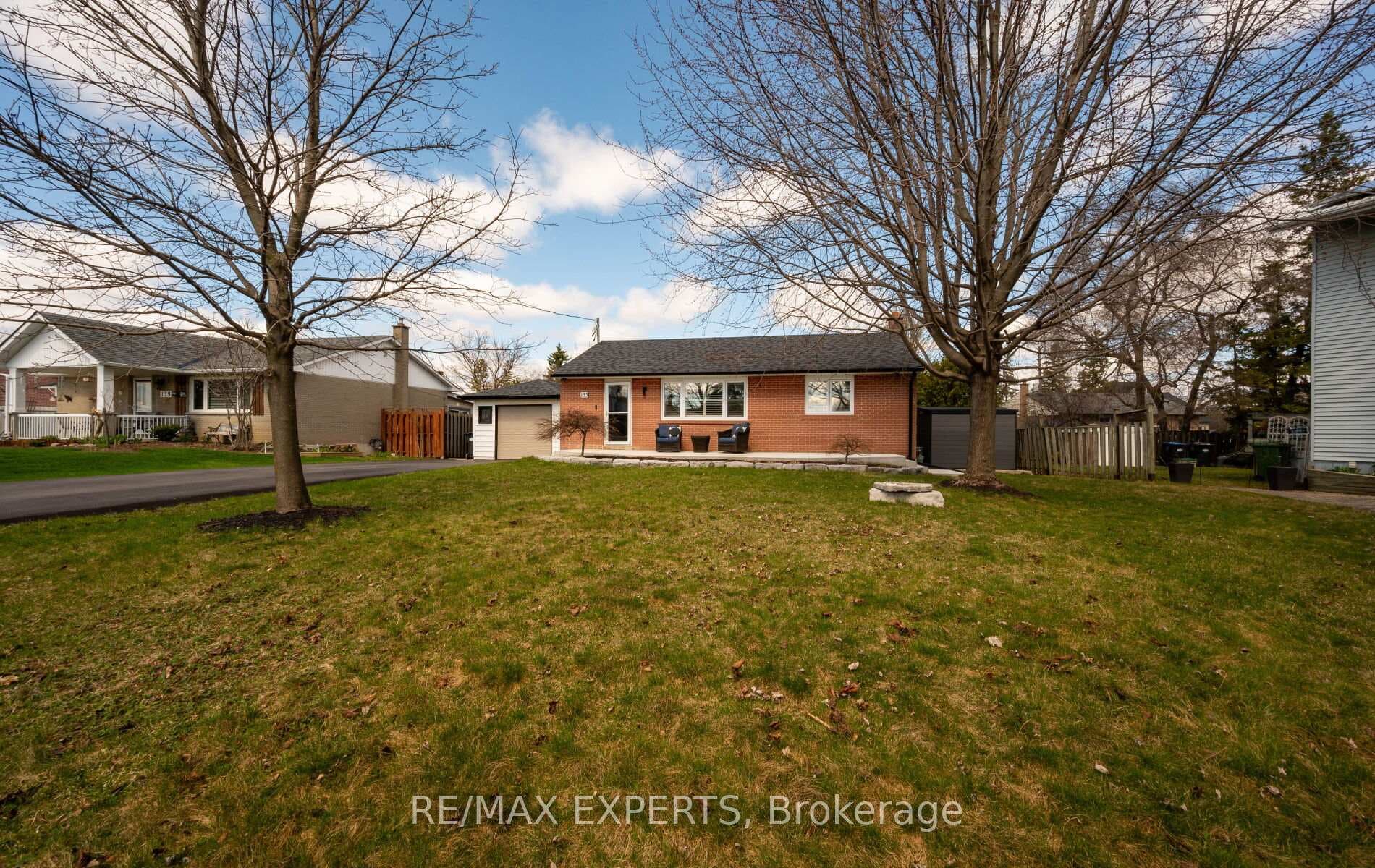 135 Martha Crescent photo 4