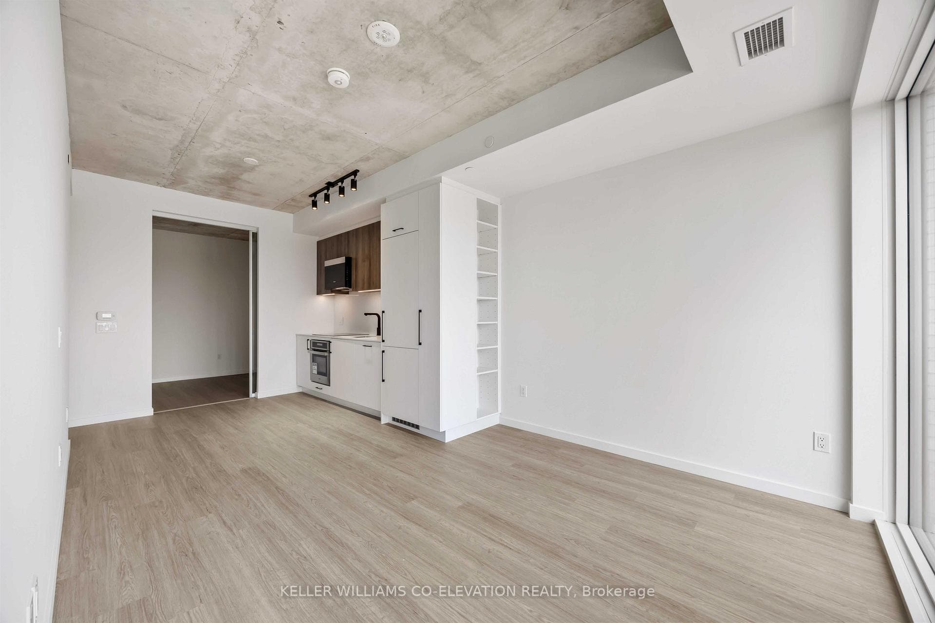 689 The Queensway Street Unit 622 photo 14