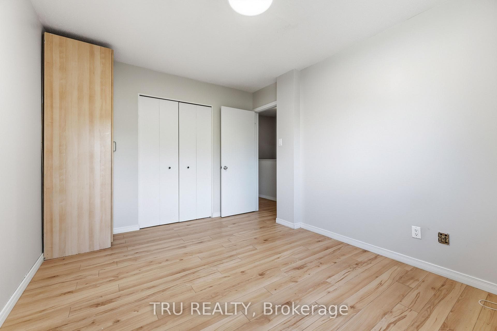 950 Meadowlands Drive photo 12