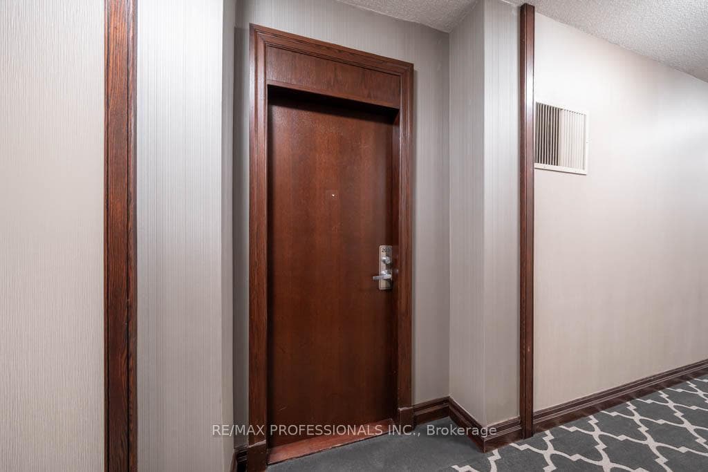 335 Rathburn Road Unit 203 photo 5
