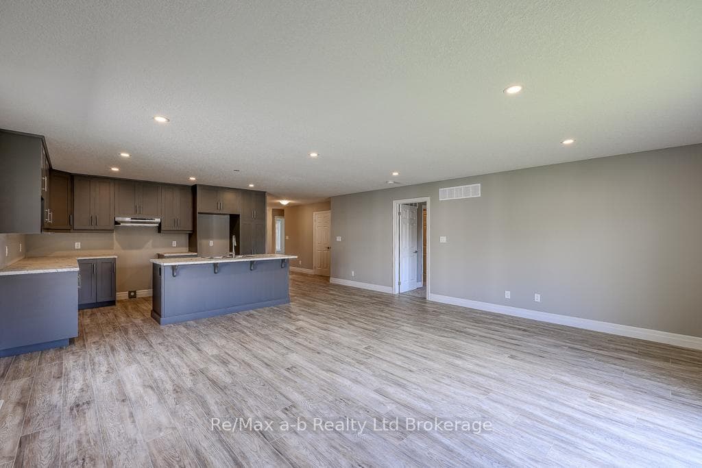 135 Lossing Drive photo 12
