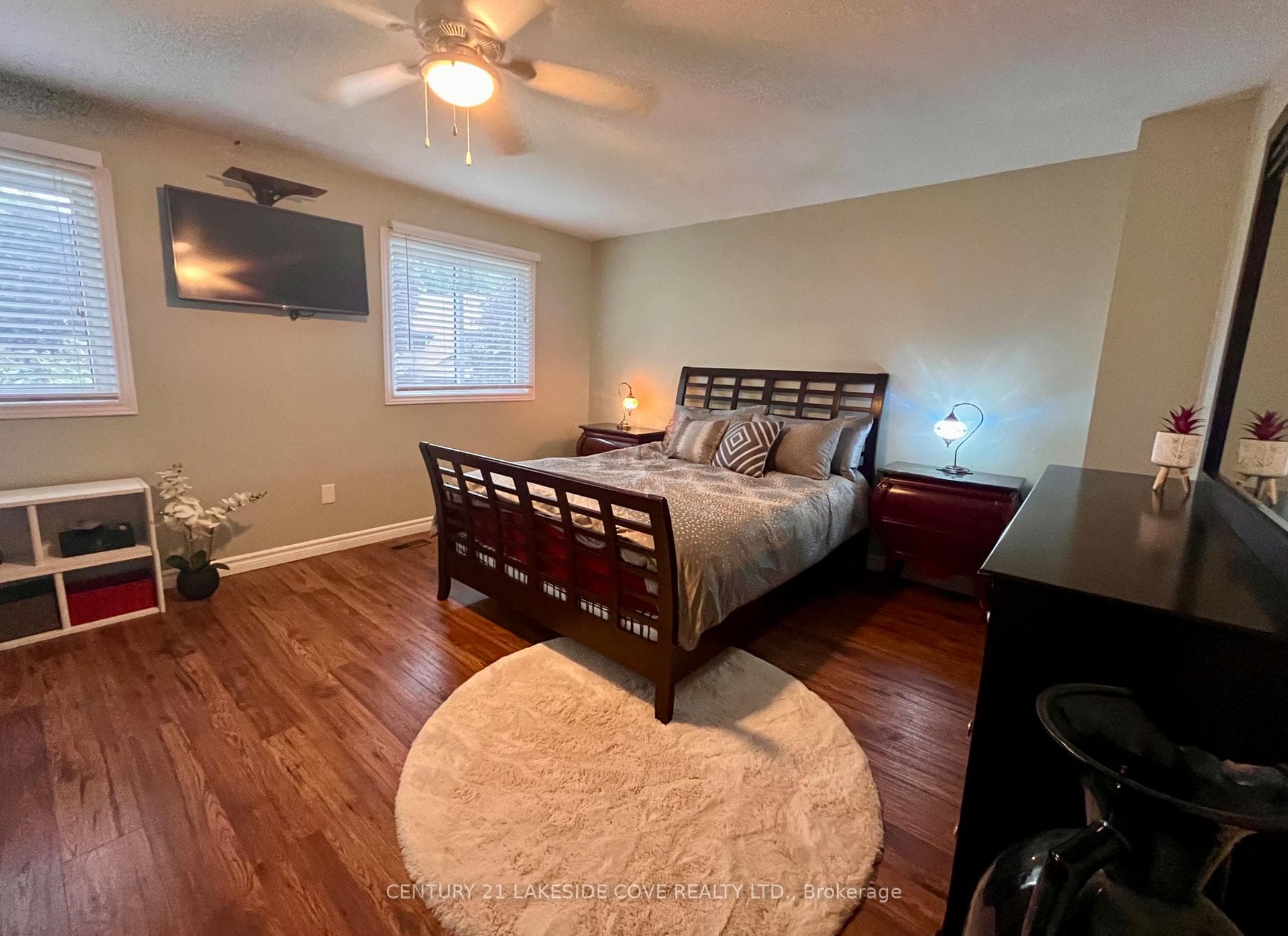 Double large Windows,