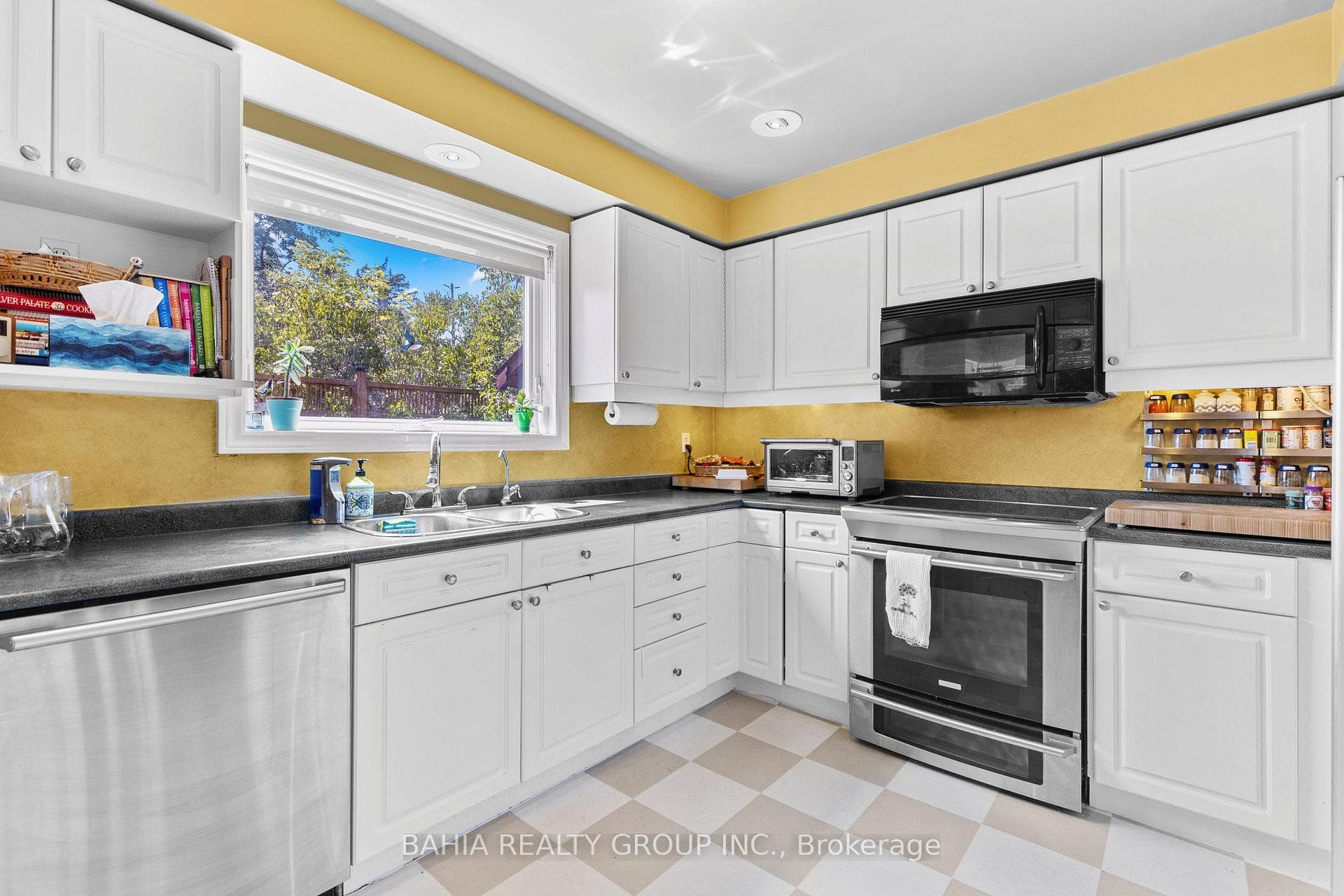 2 Tanis Crescent photo 29