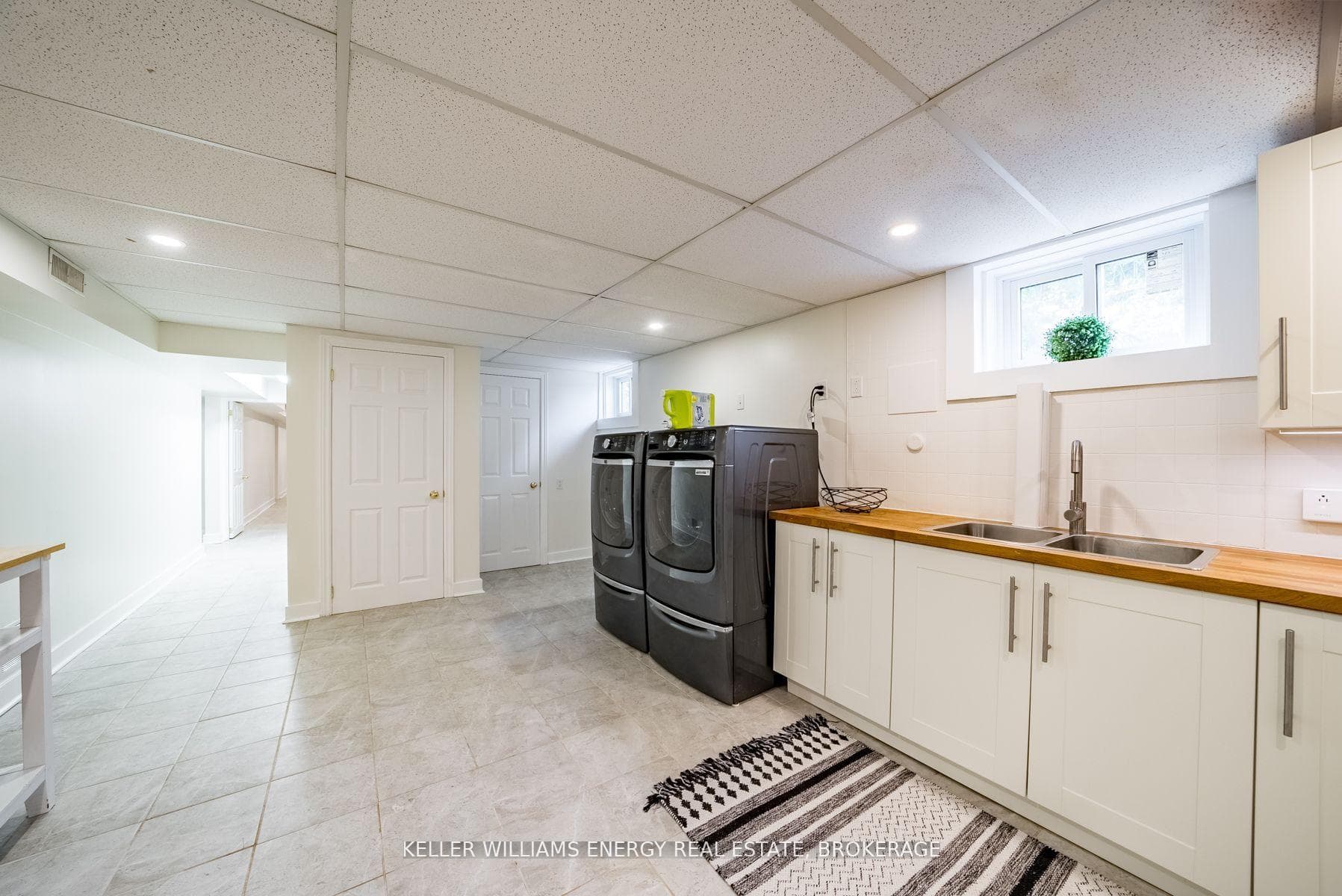 851 Swiss Heights photo 28