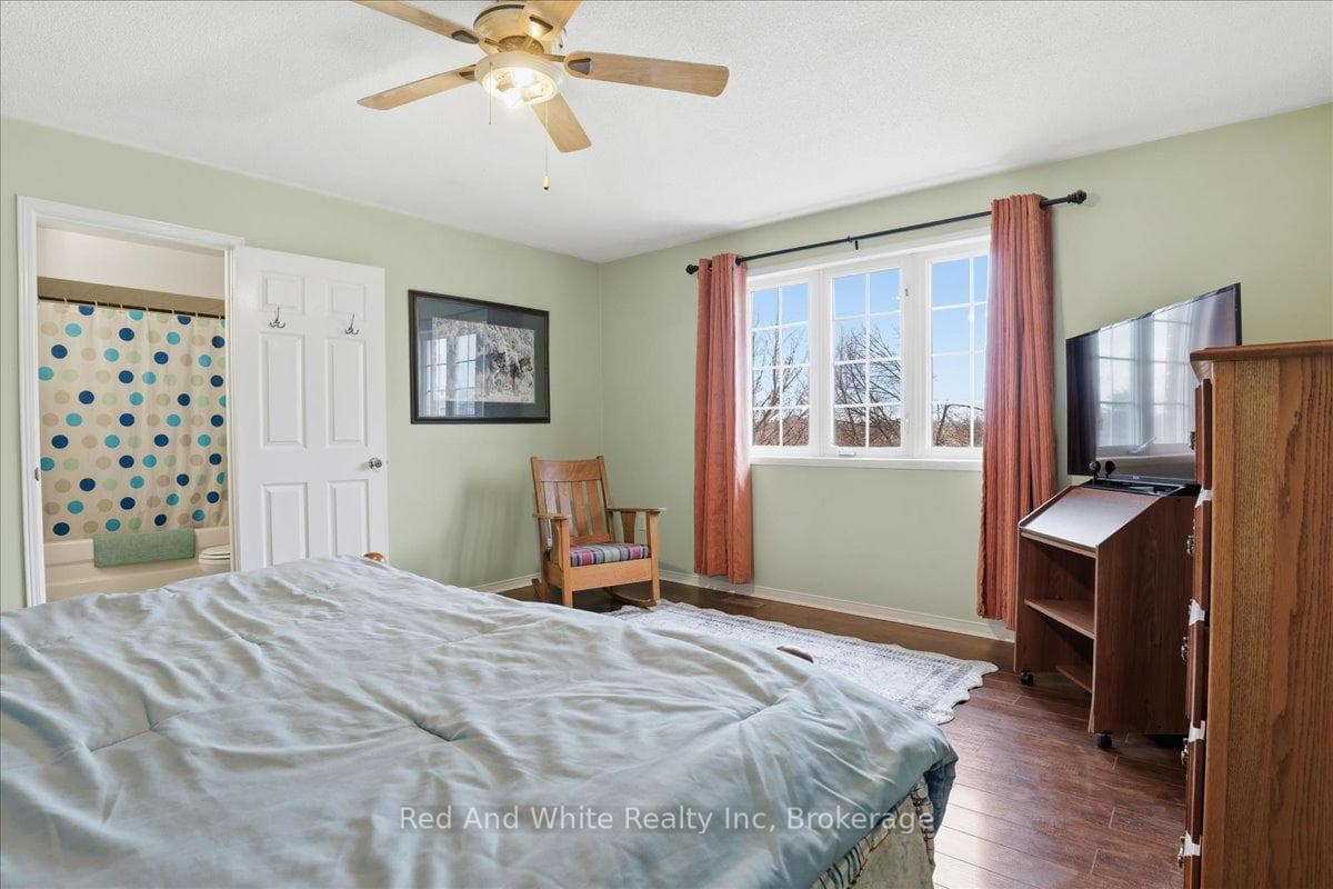 103 Downing Crescent photo 26