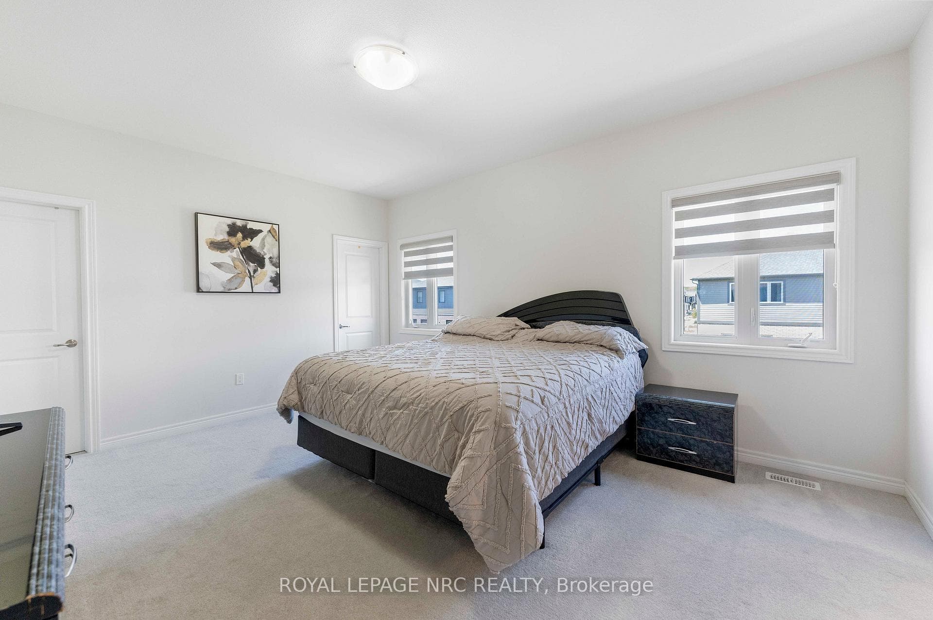 12 Swan Avenue photo 30