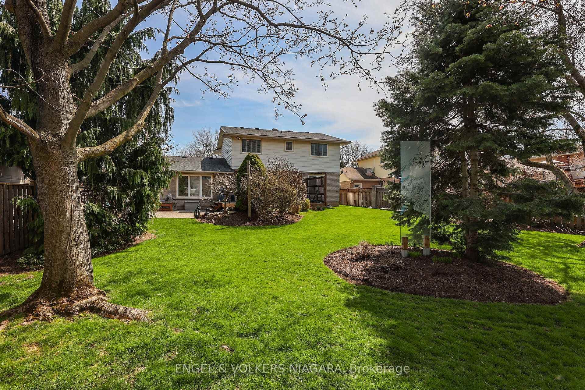 15 Butler Crescent photo 29