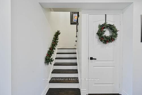 190 Deepsprings Crescent photo 22