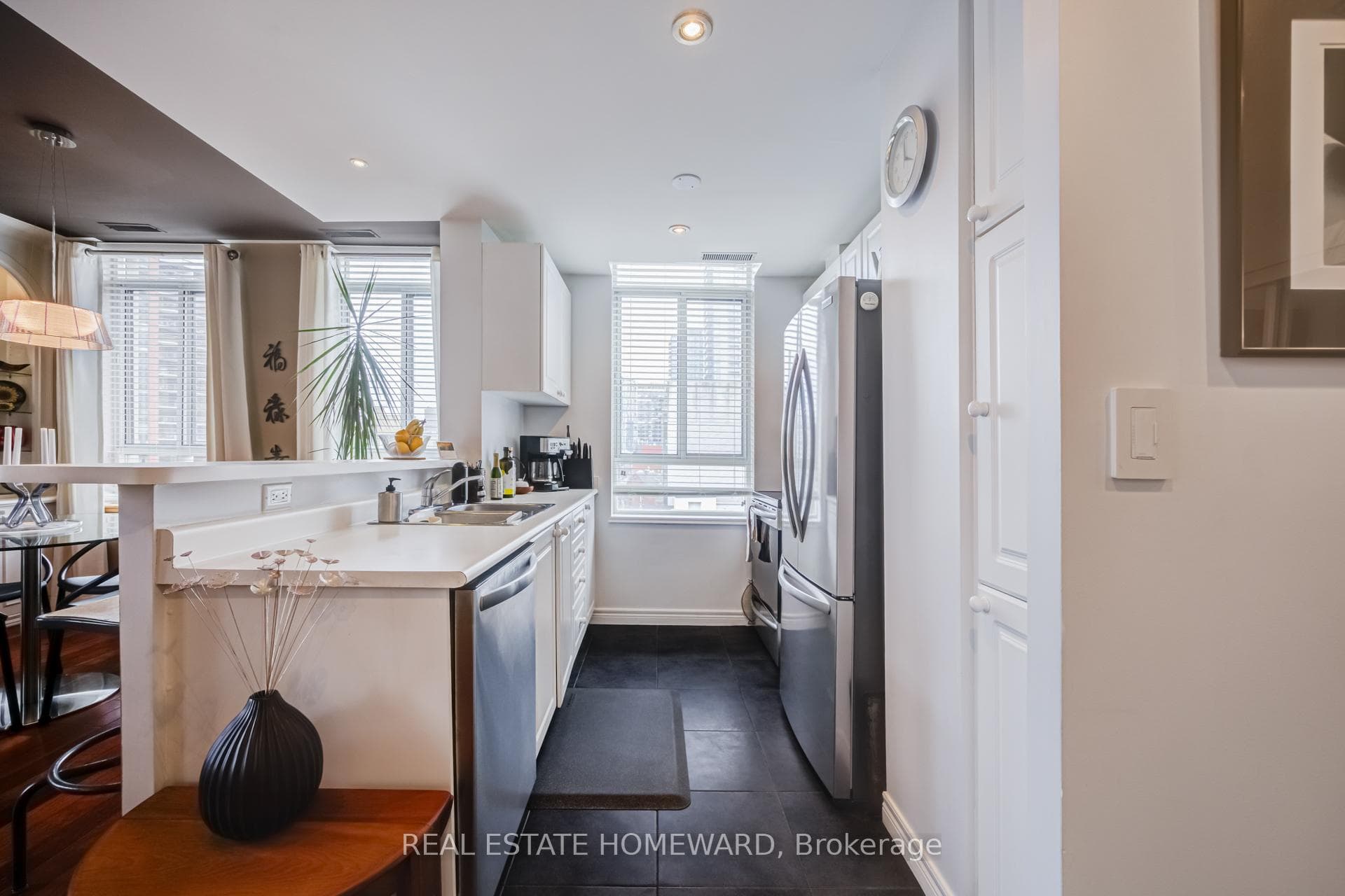 135 Maitland Street Unit 702 photo 10