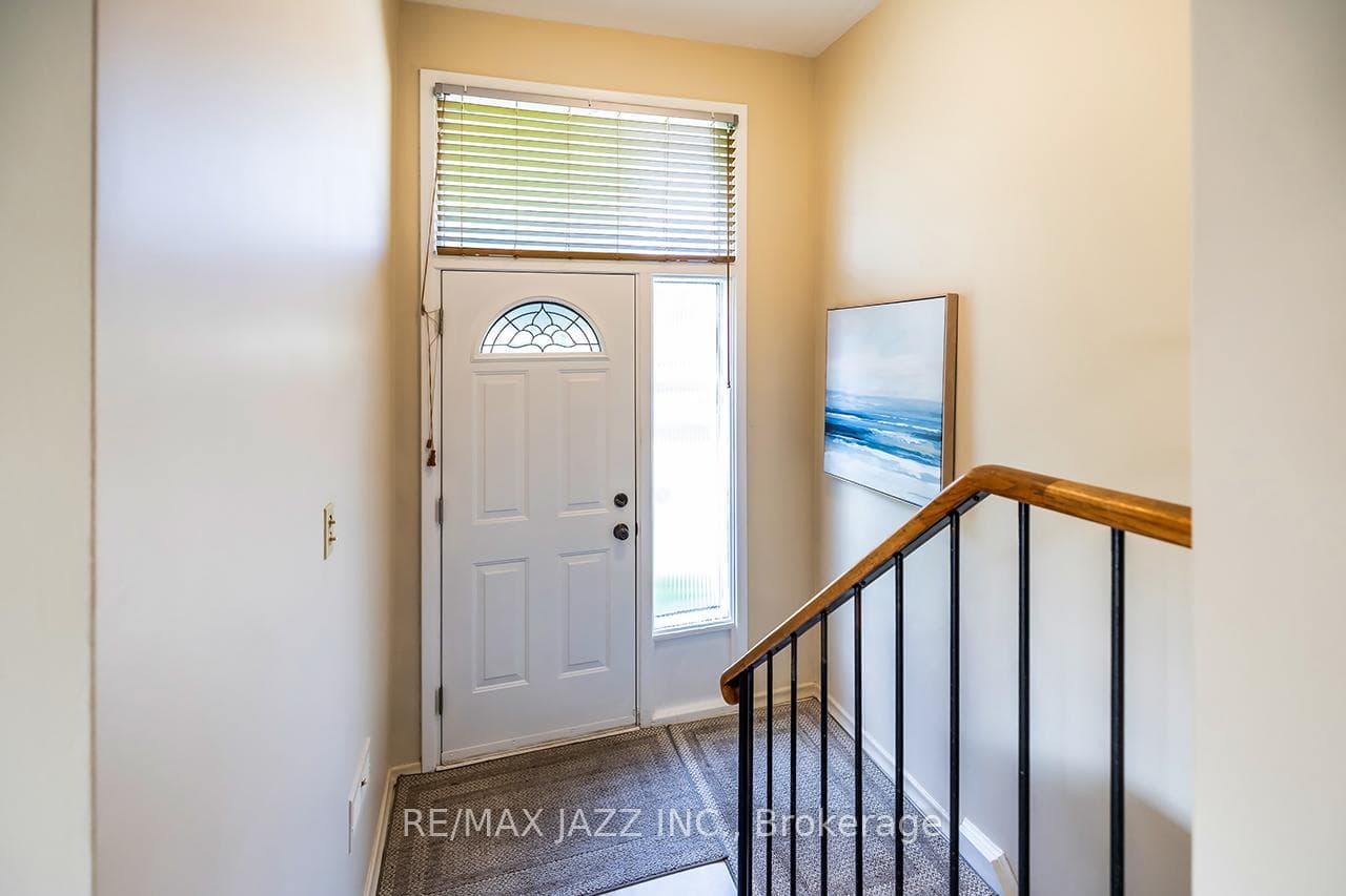 64 Bailey Crescent photo 3