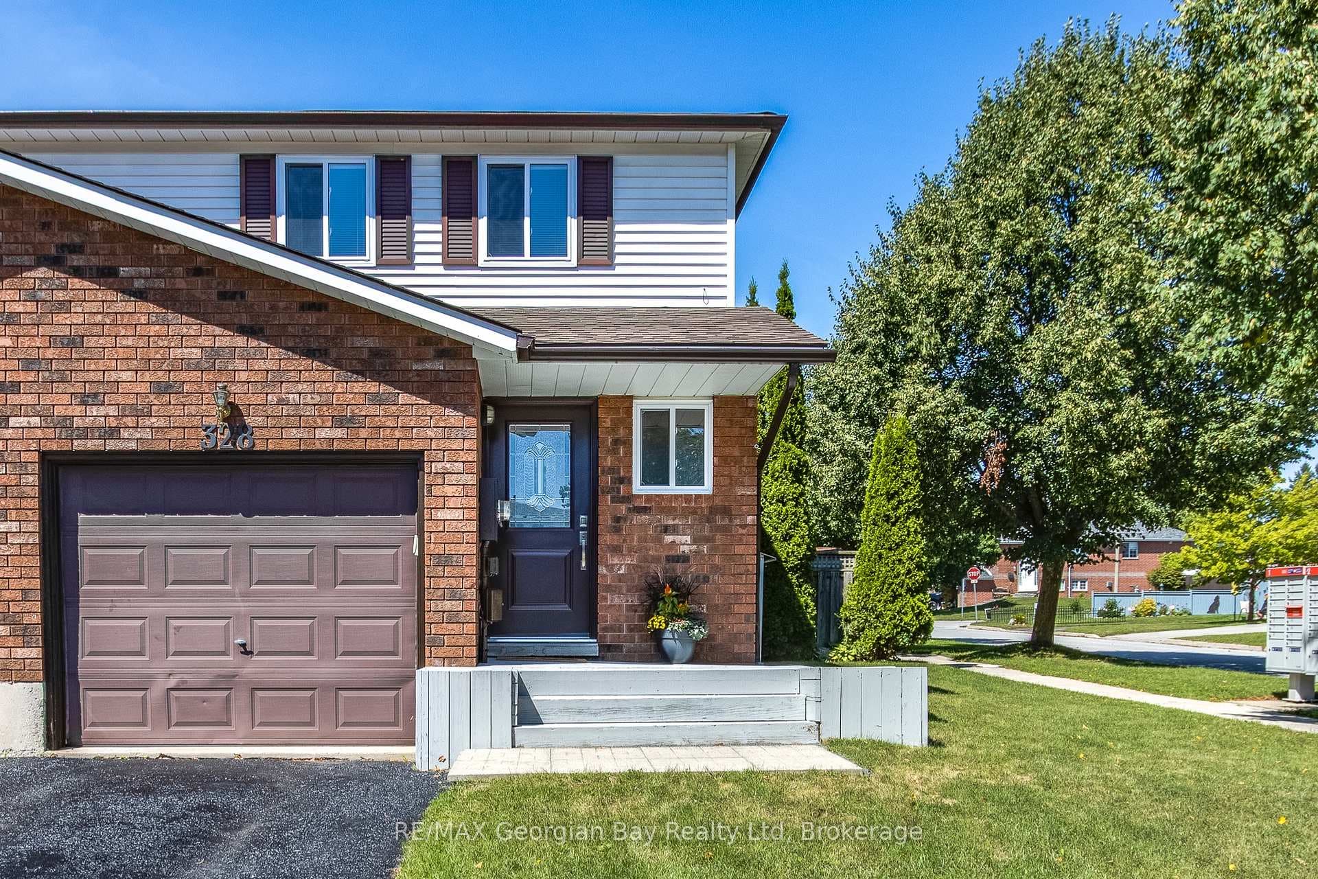 328 Rose Crescent photo 1