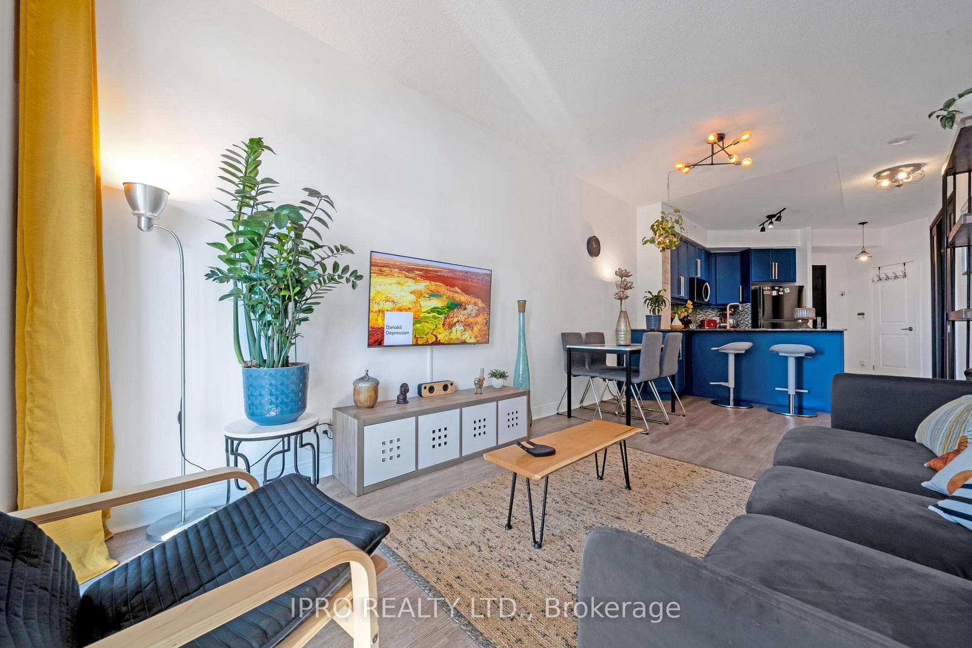 90 Absolute Avenue Unit 1607 photo 10