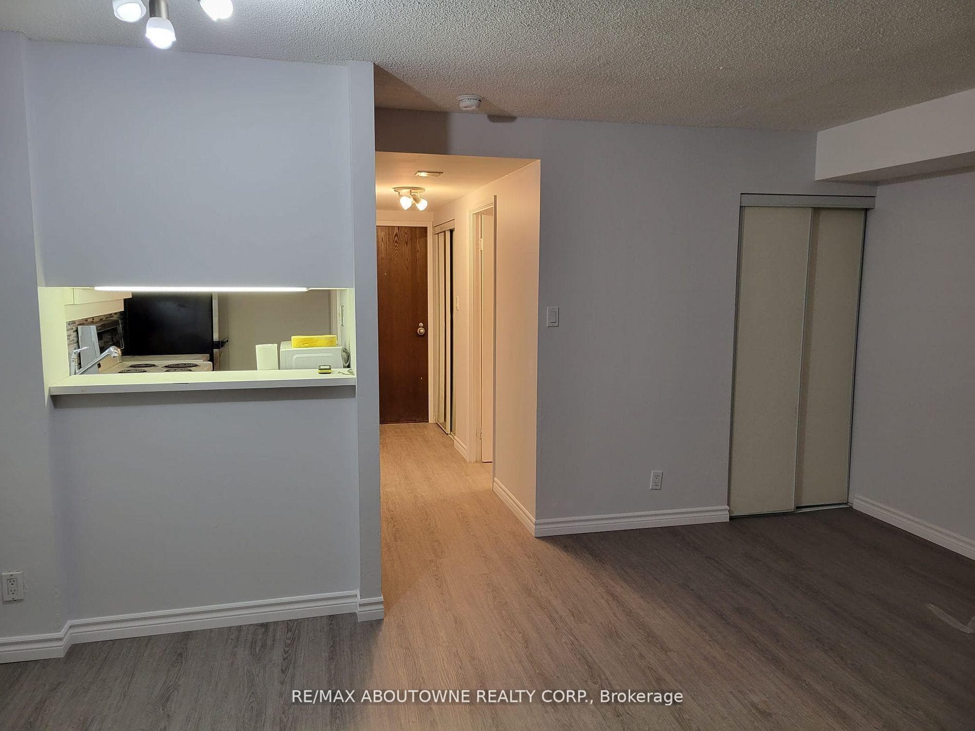 717 Bay Street Unit 1405 photo 2