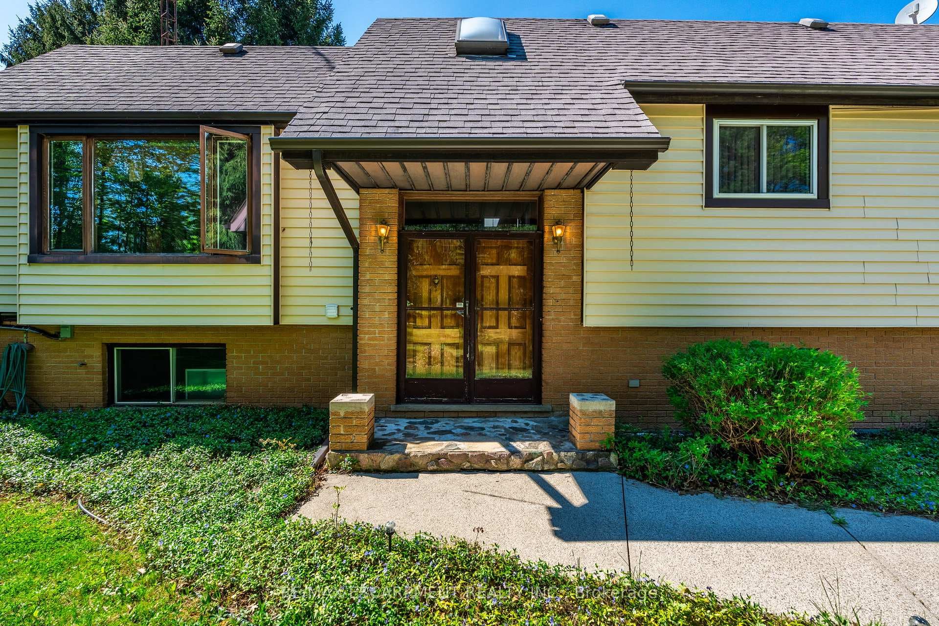 1215 Derry Road photo 3