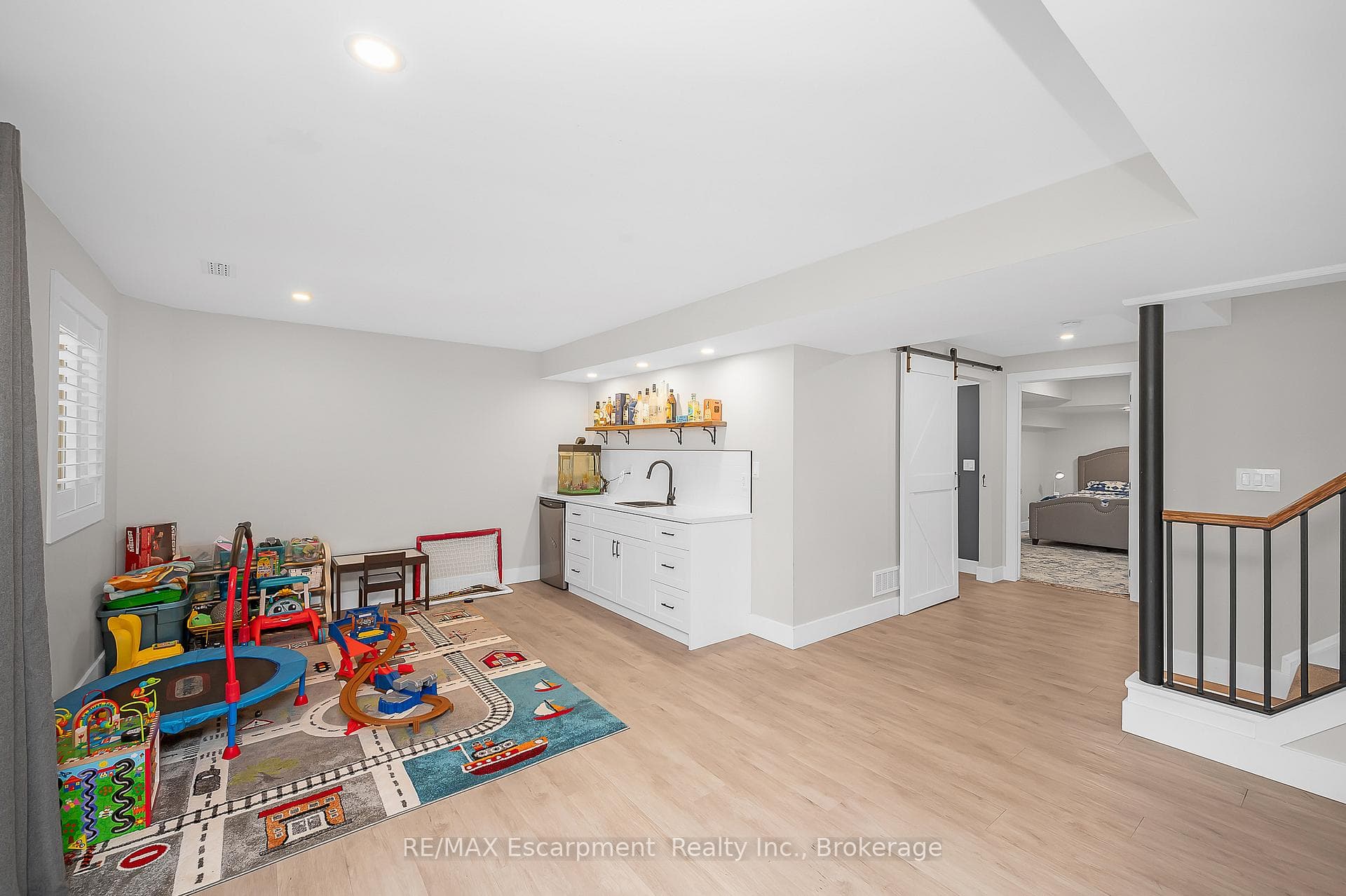 23 Howard Marshall Street photo 31