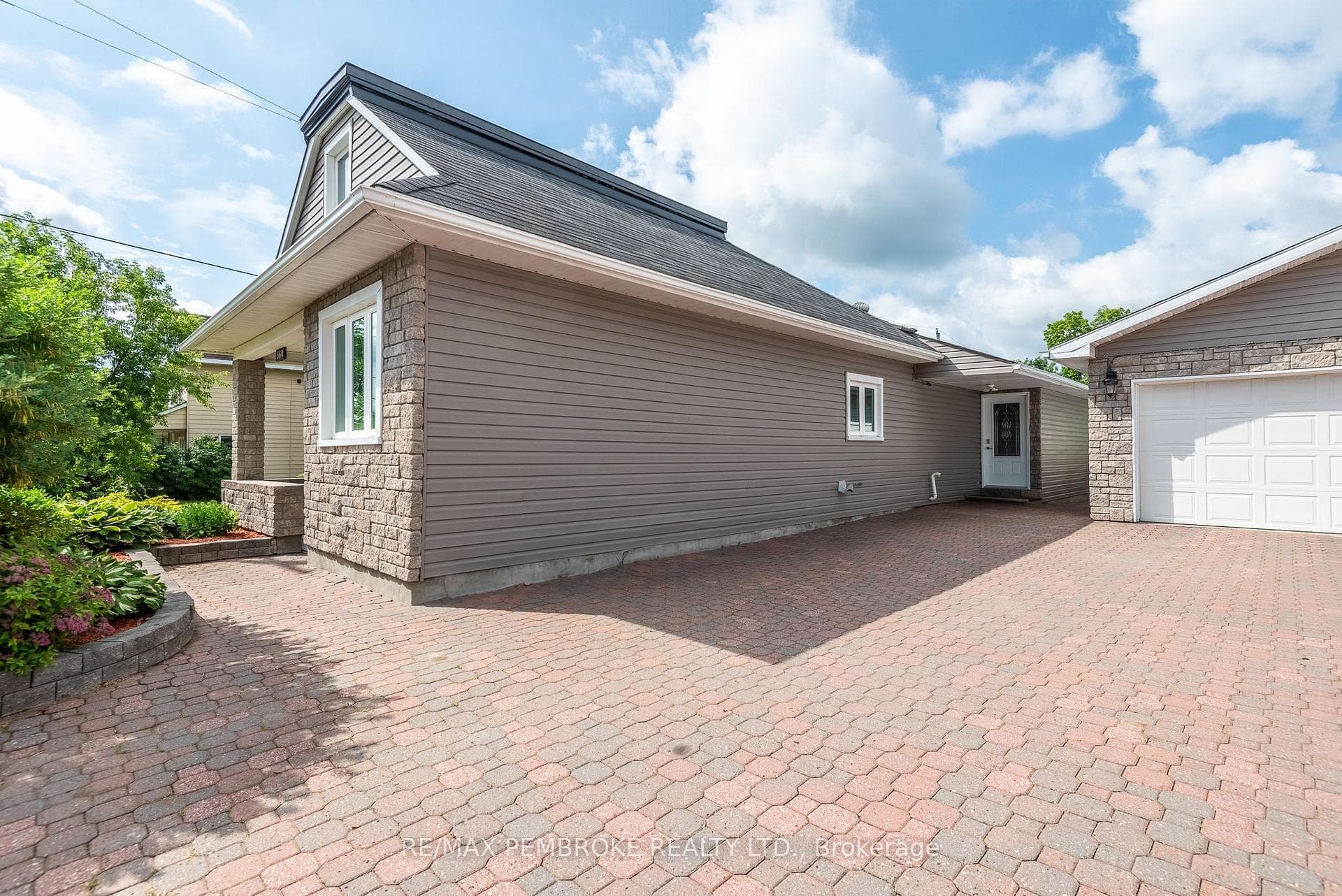560 Boundary Road photo 4