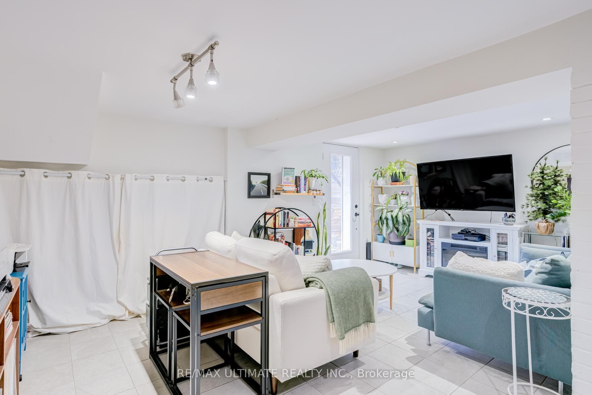 533 Kingston Road photo 13