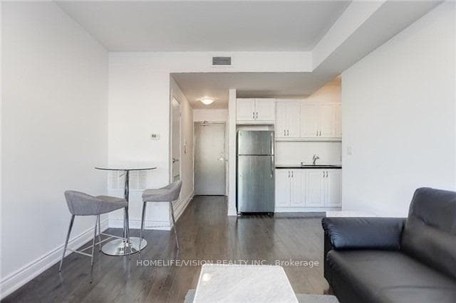 683 Danforth Avenue Unit 201 photo 5