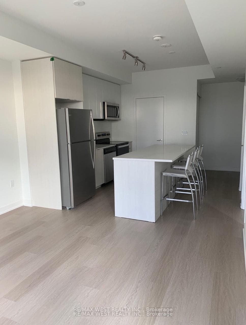 859 The Queensway Boulevard Unit 305 photo 5
