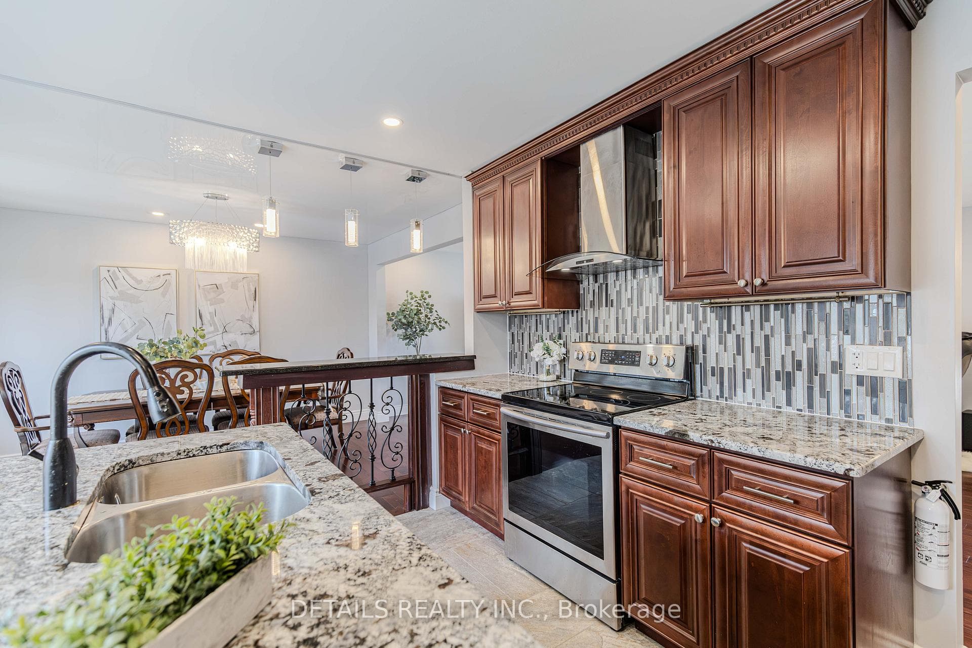 7 Kerry Crescent photo 8