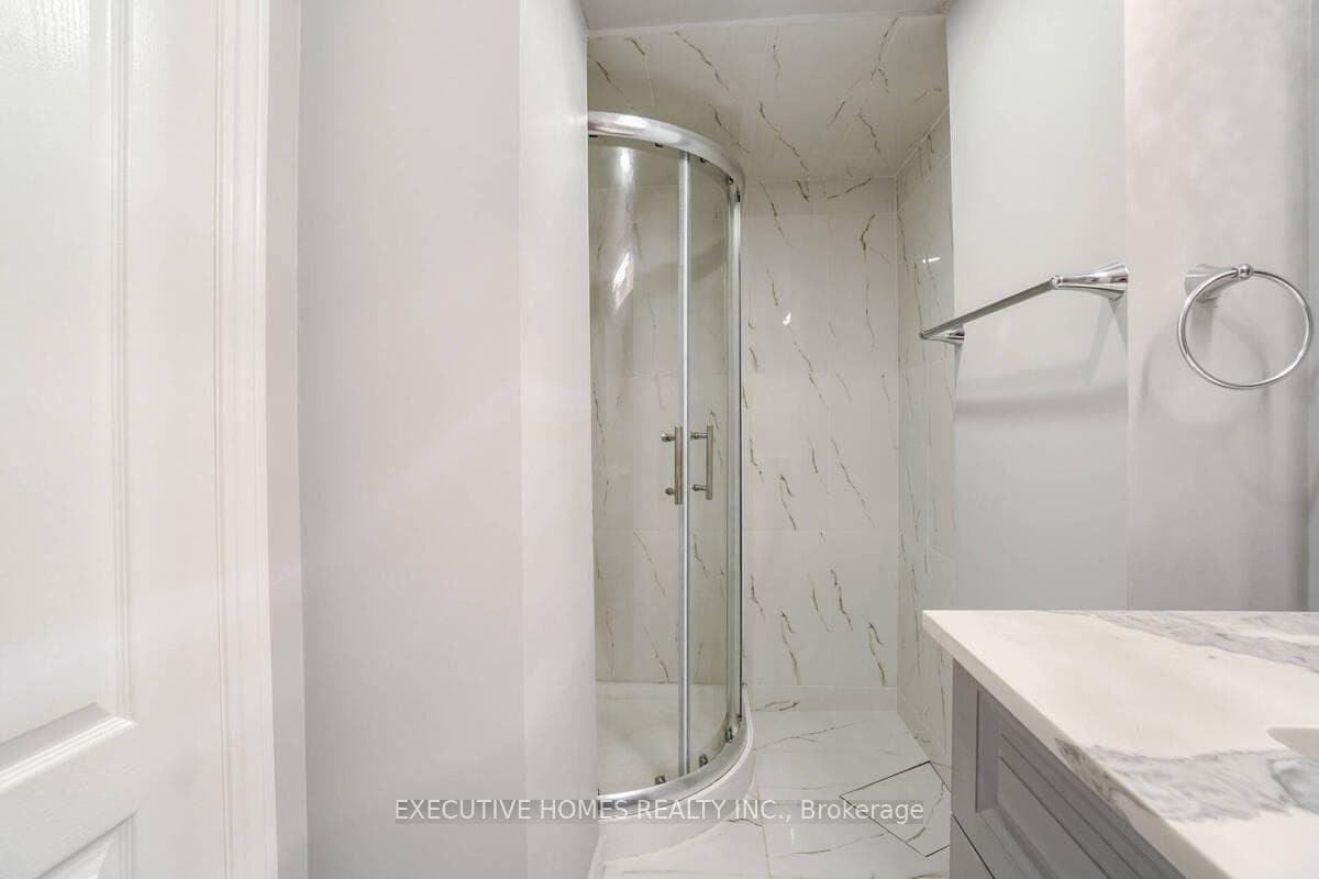 348 wrigglesworth Crescent Unit lower photo 4
