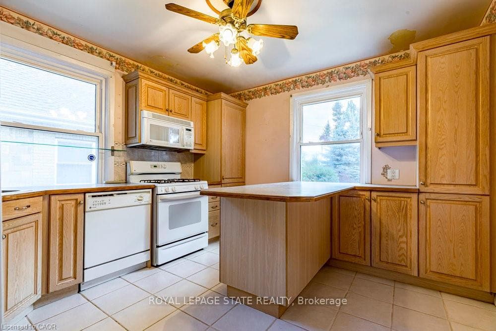 Bright eat in kitchen with peninsula