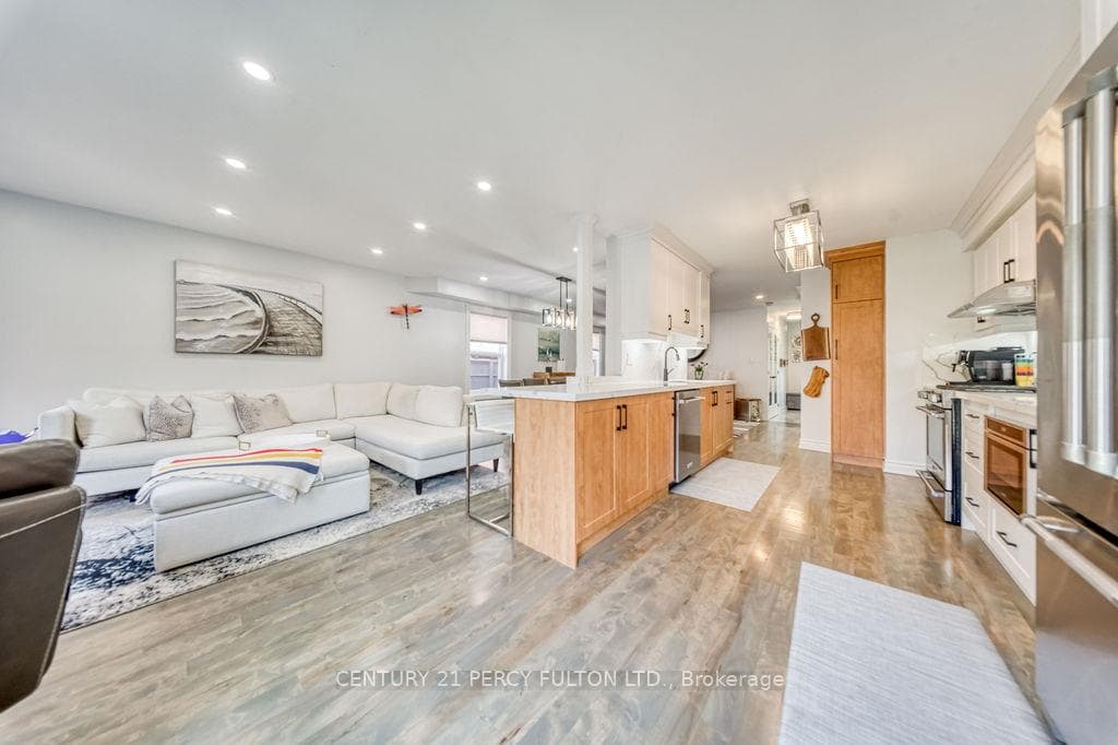 18 Booth Crescent photo 15