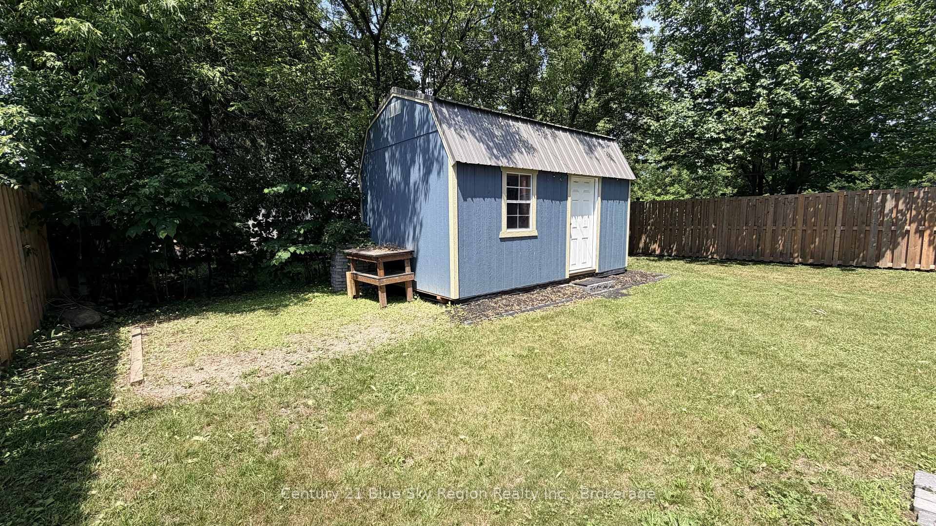 647 Douglas Street photo 38