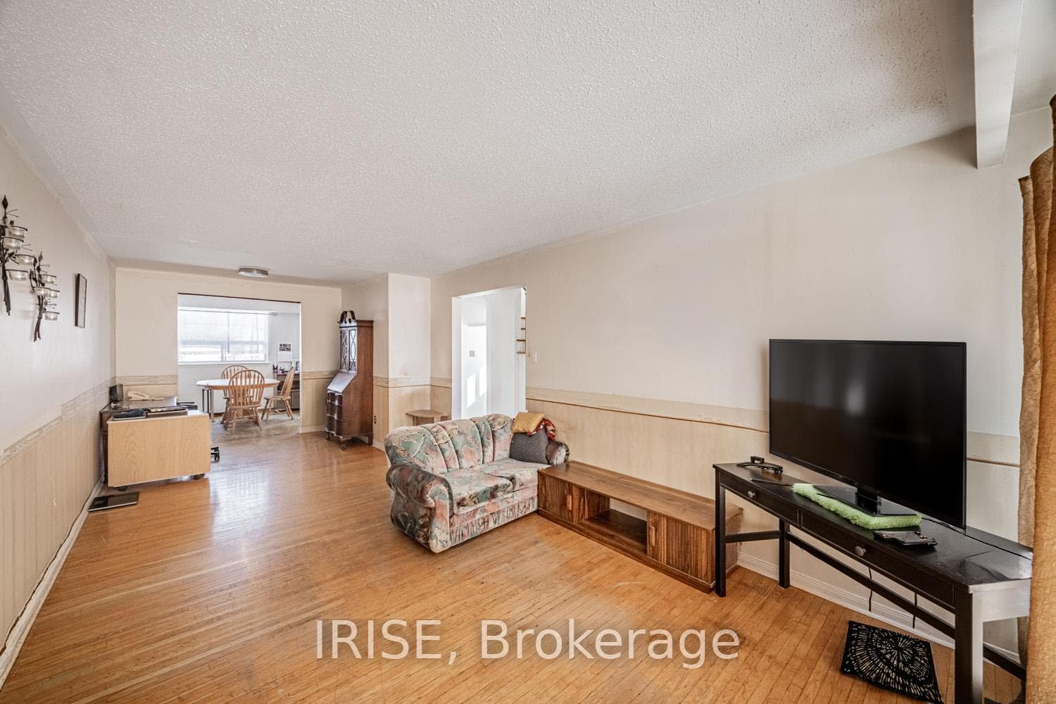 1223 Napier Crescent photo 6
