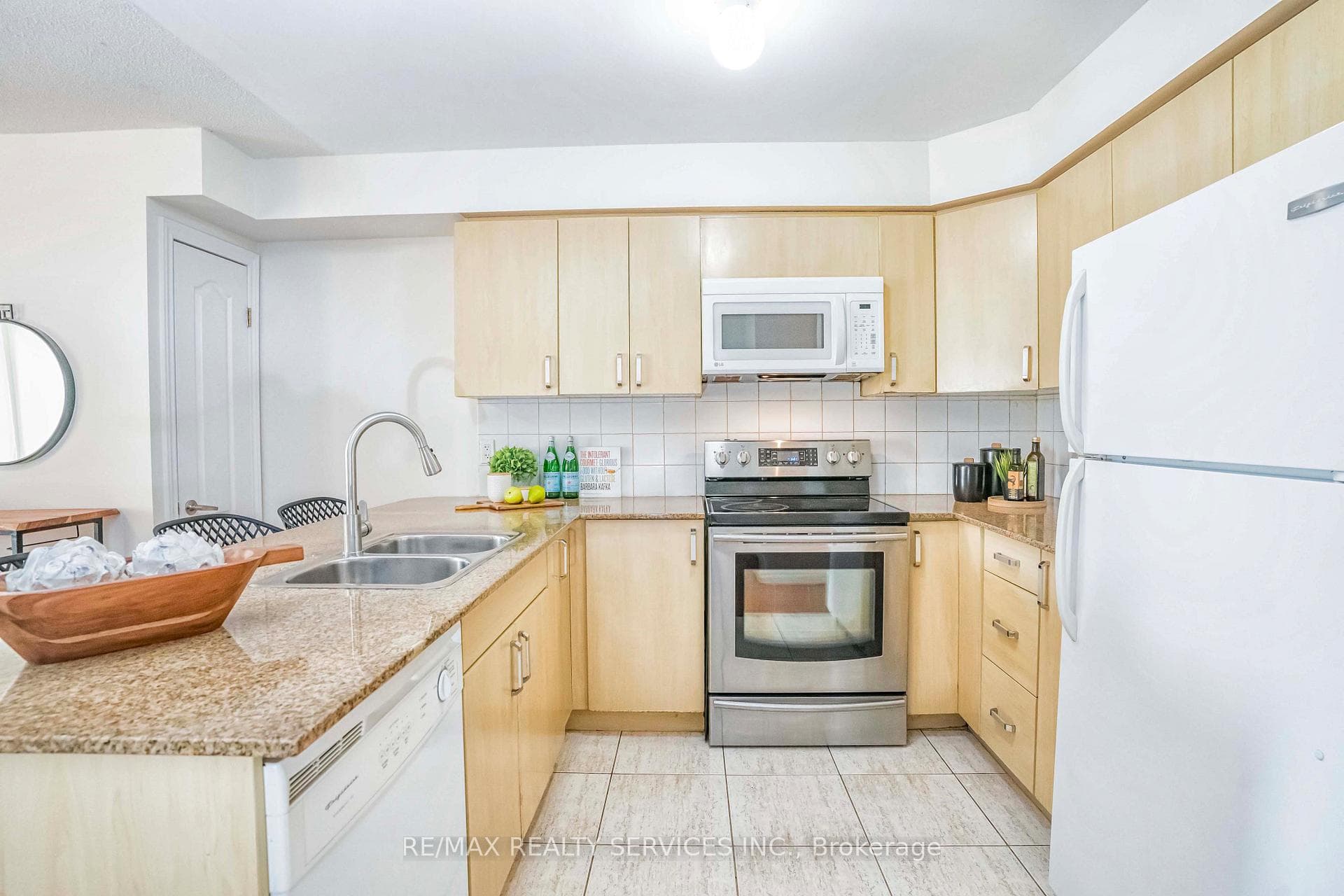7405 Goreway Drive Unit 301 photo 18