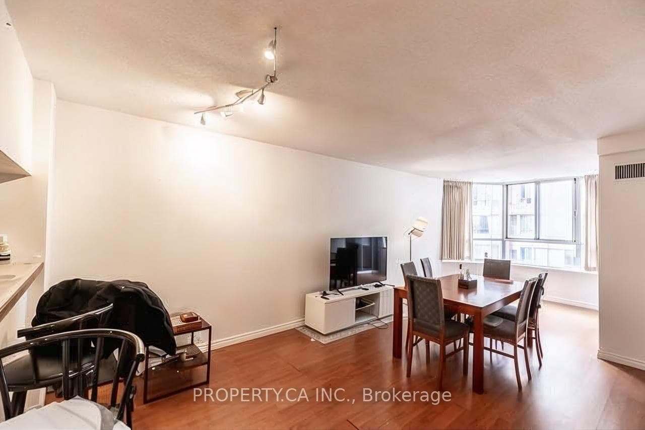 717 Bay Street Unit 1402 photo 13