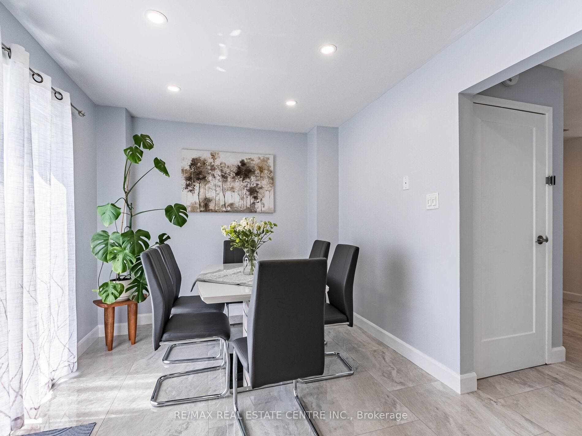 52 MOZART Crescent photo 19