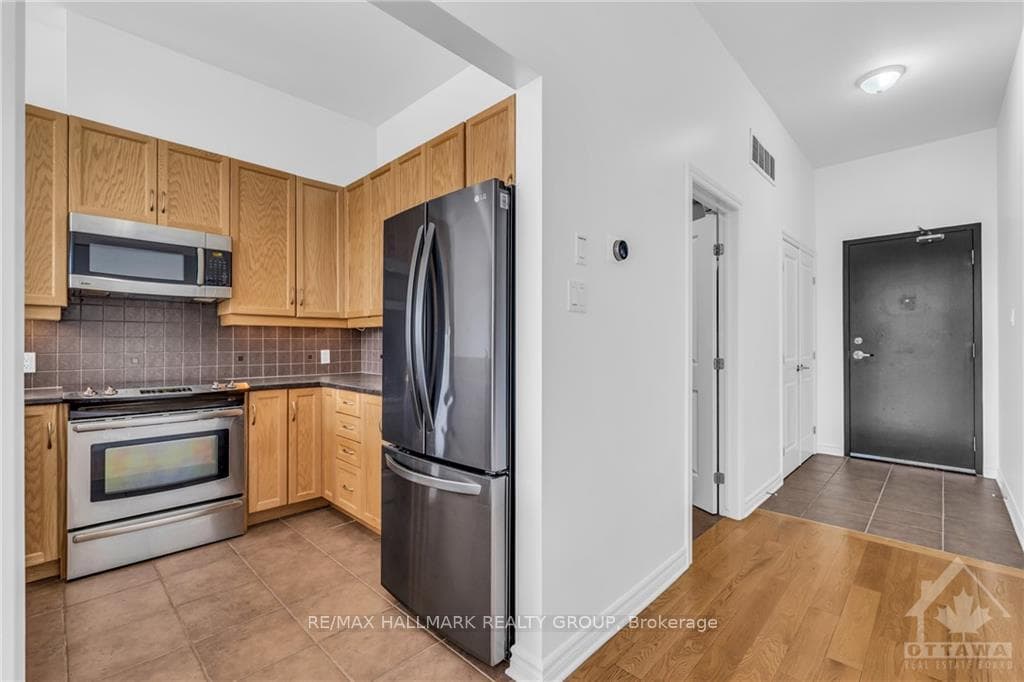 500 CLARIDGE Drive Unit 303 photo 5