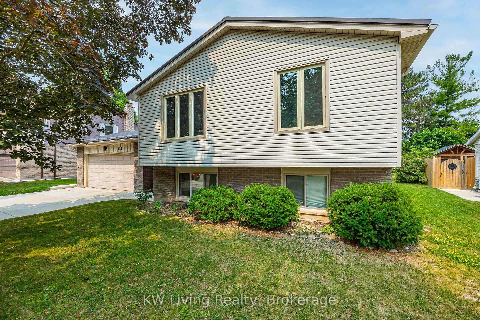 708 VILLAGE GREEN Avenue photo 3