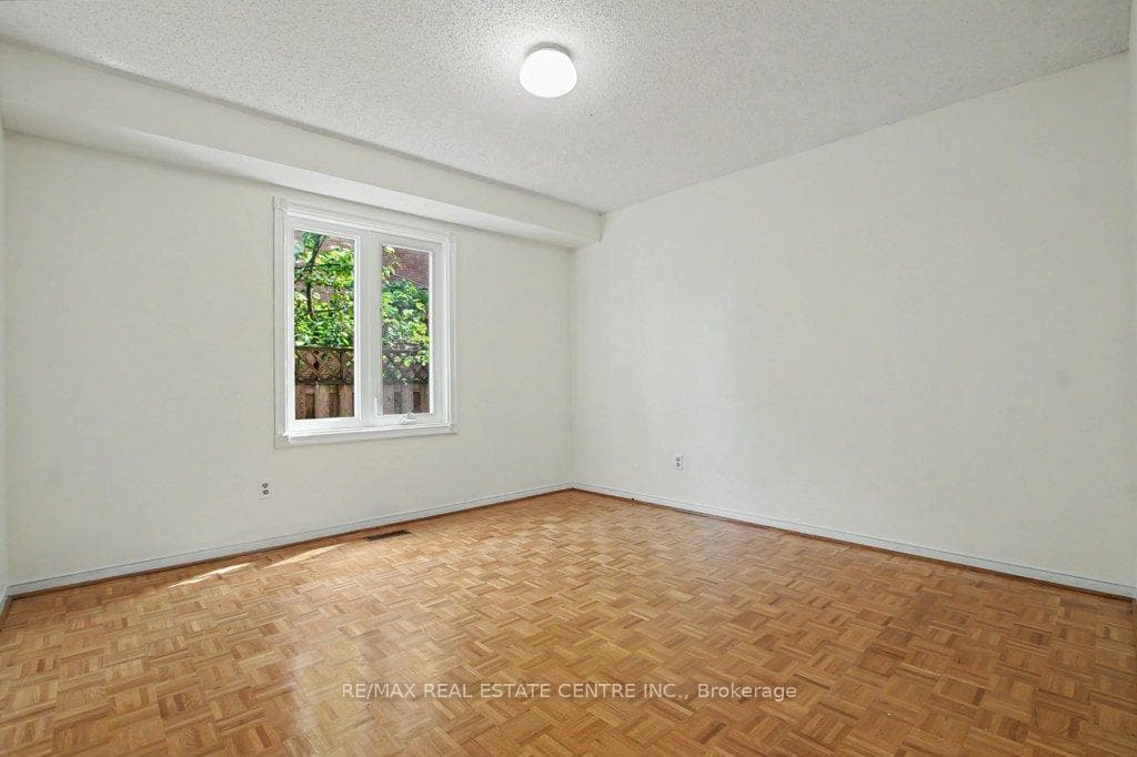 68 Moorehead Crescent photo 7