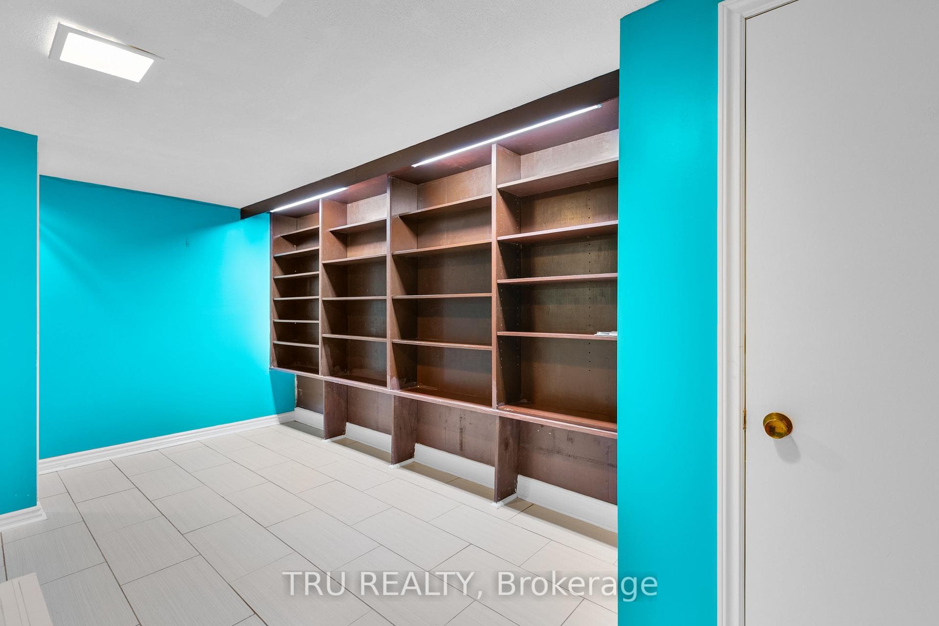 715 Mooneys Bay Place photo 32