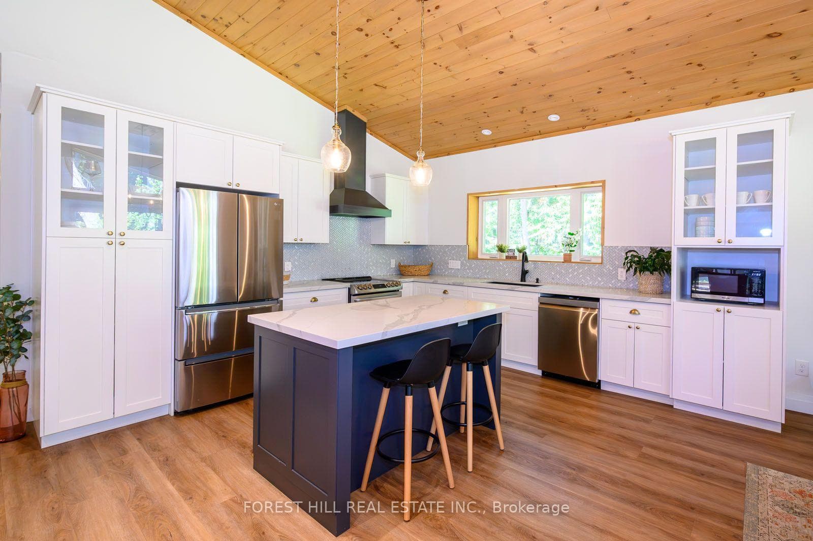 Main House-Kitchen/Breakfast Bat at Centre Island