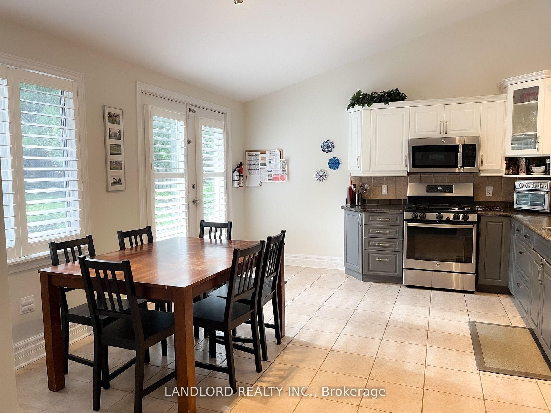 16 West Hill Drive photo 2