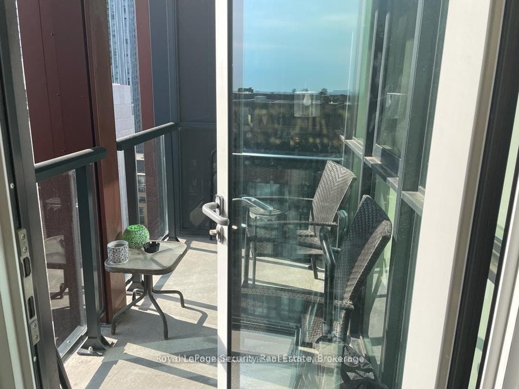 32 Davenport Road Unit 1605 photo 11