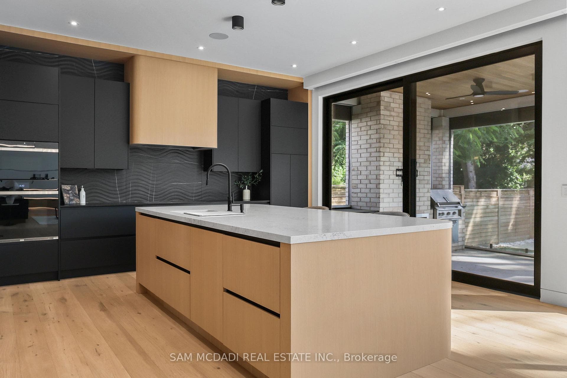 2186 Harcourt Crescent photo 10