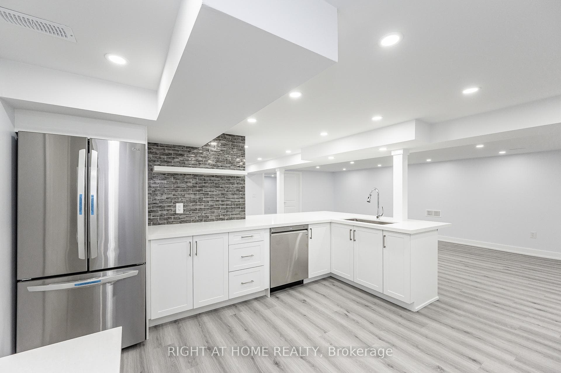 996 Barton Street photo 26