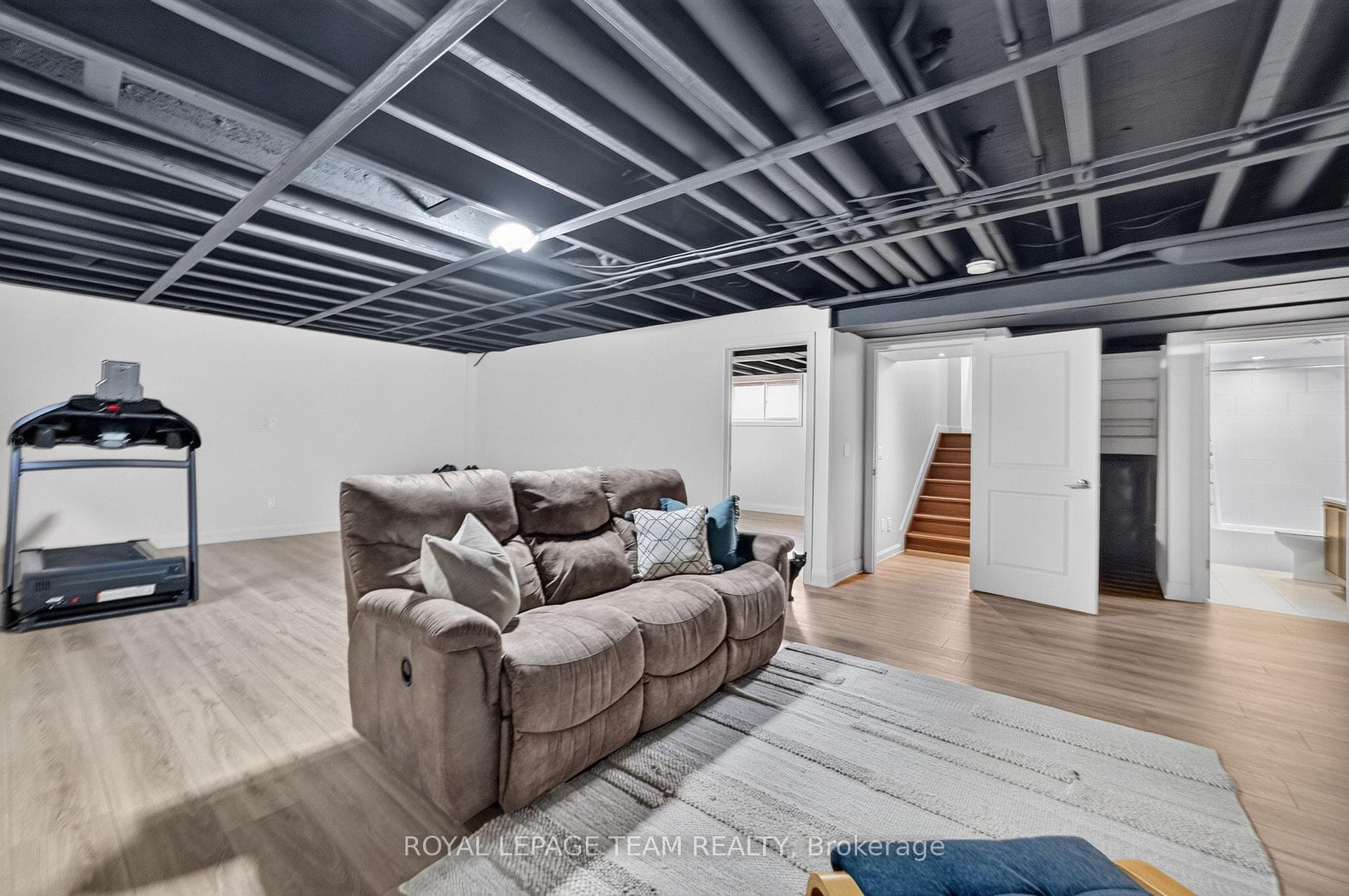 252 Sunnyridge Crescent photo 33