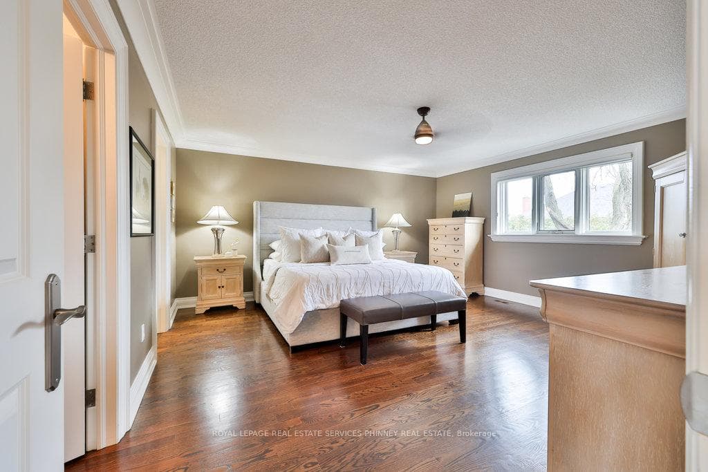 1454 Estes Crescent photo 25