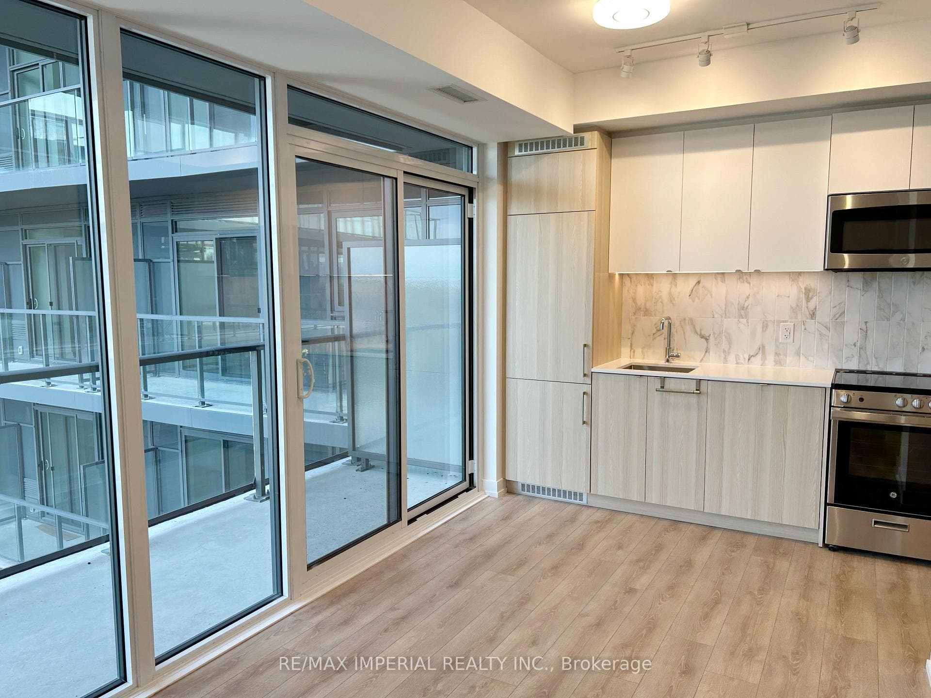 500 Dupont Street Unit 618 photo 10