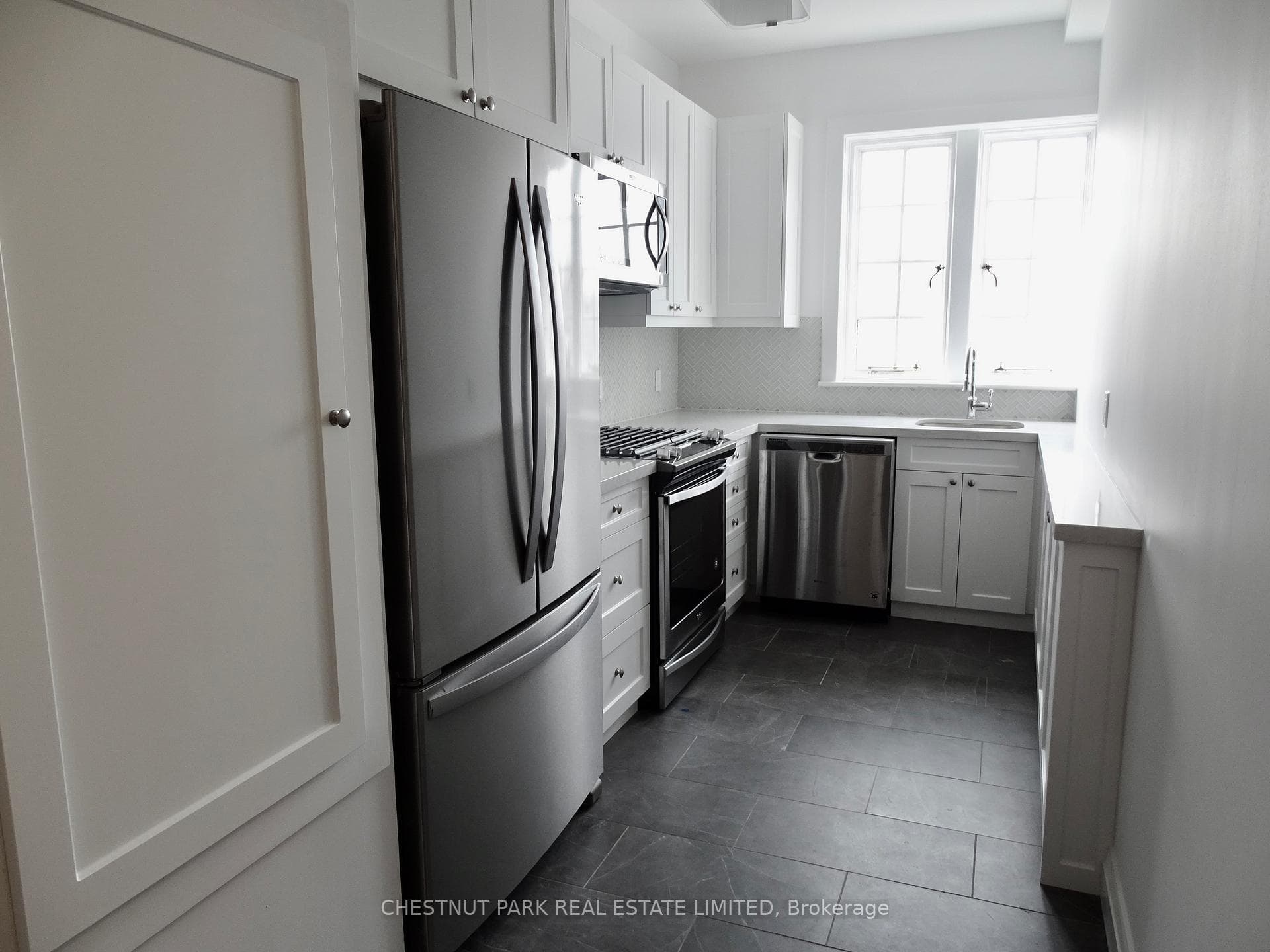 1 Clarendon Avenue Unit 301 photo 3